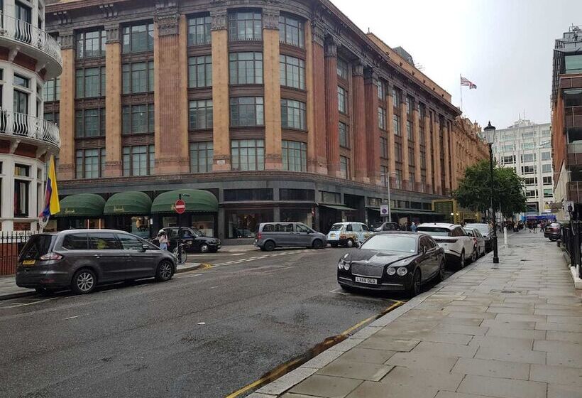 Hans Crescent Apartment