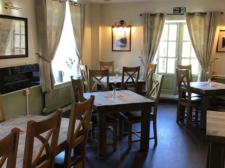 فندق Crossways Inn