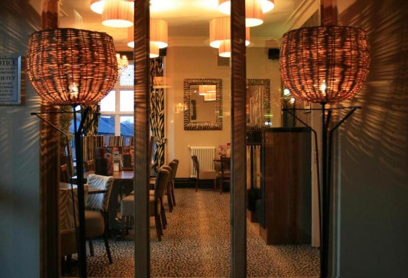 ホテル The Dukeries Lodge, Edwinstowe, Nottinghamshire