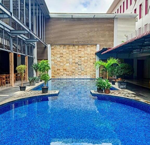 هتل Grand Nanggroe