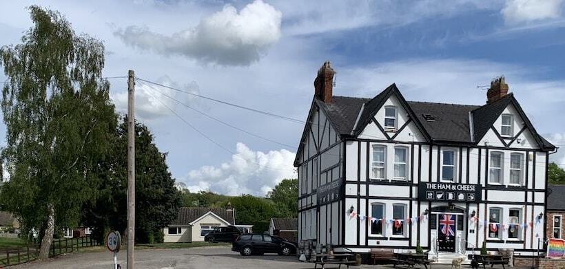 בית מלון כפרי Ham And Cheese