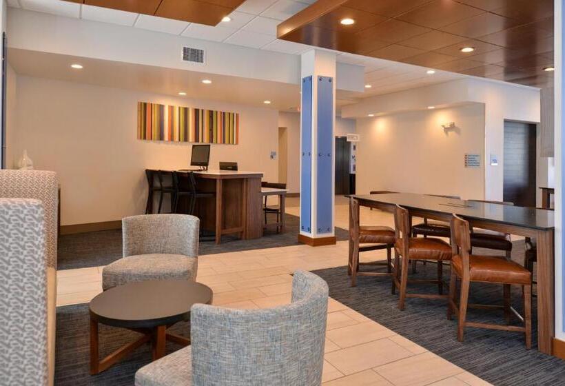 בית מלון כפרי Holiday Inn Express & Suites Farmington Hills   Detroit, An Ihg