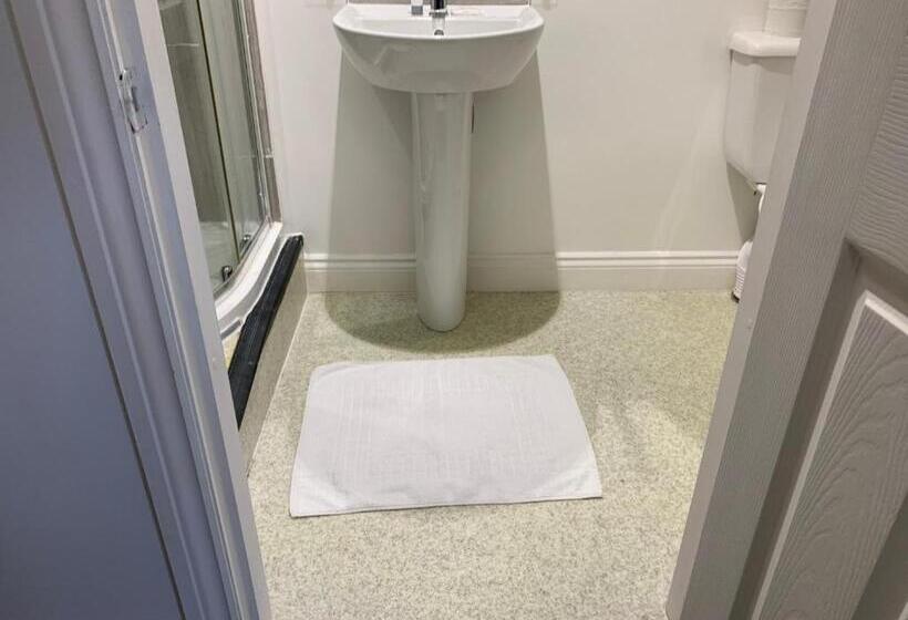 Отель Imperial Salford