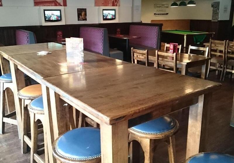 Отель Livingston Lodge