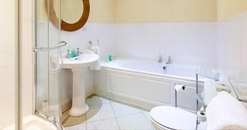 Отель Overwater Hall