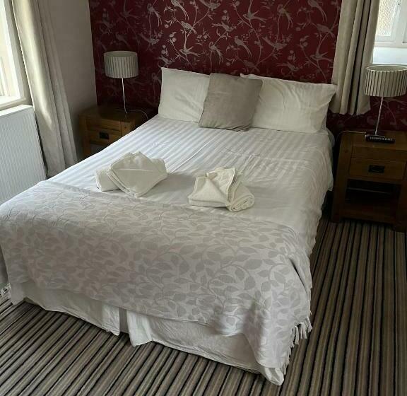 בית מלון כפרי The Castle Tavern