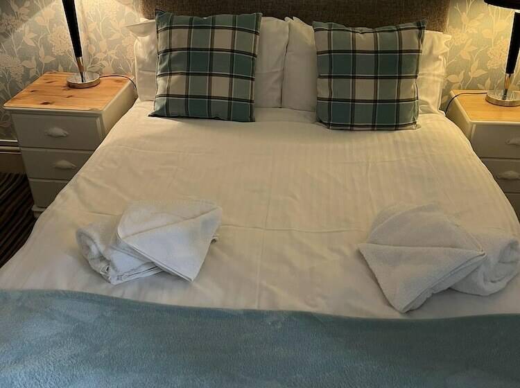 בית מלון כפרי The Castle Tavern