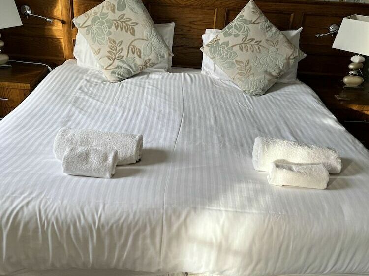 בית מלון כפרי The Castle Tavern