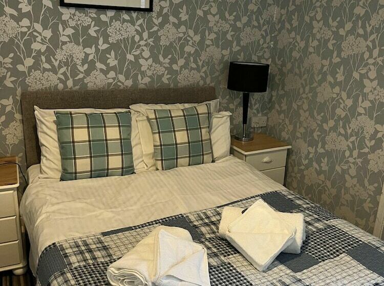 בית מלון כפרי The Castle Tavern