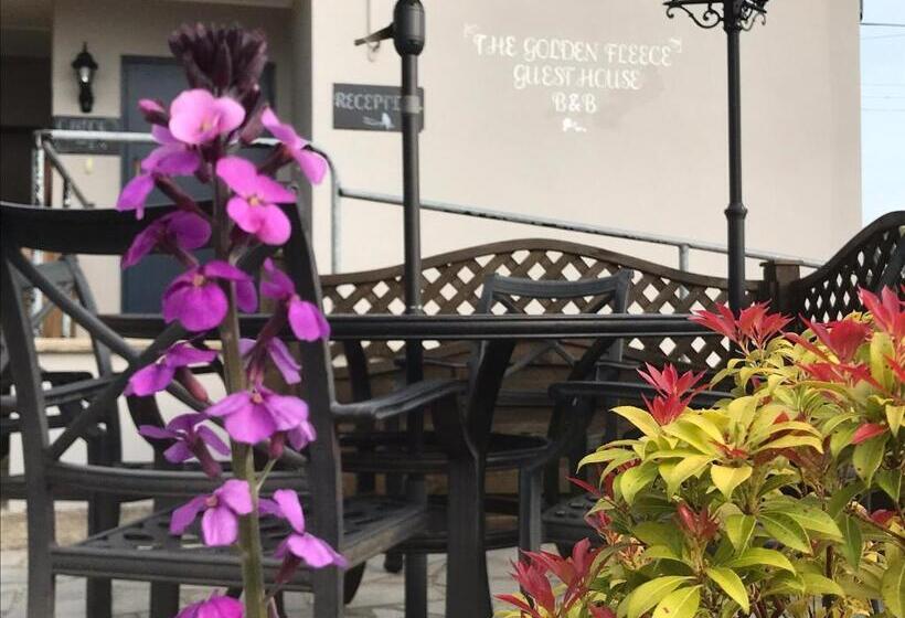 فندق The Golden Fleece