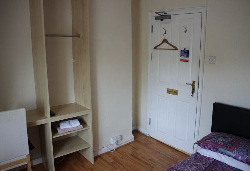 호텔 The Plough Inn