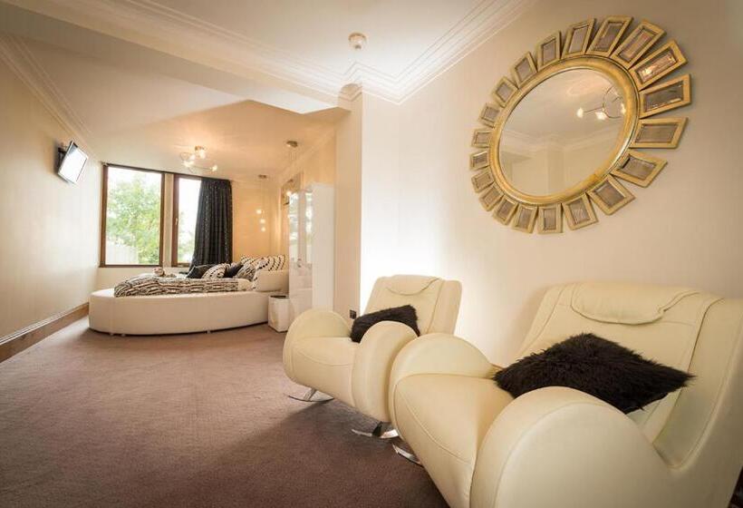 Отель The Saddleworth