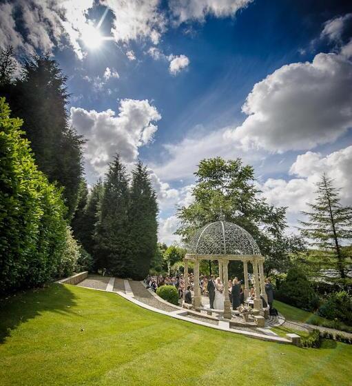 Отель The Saddleworth