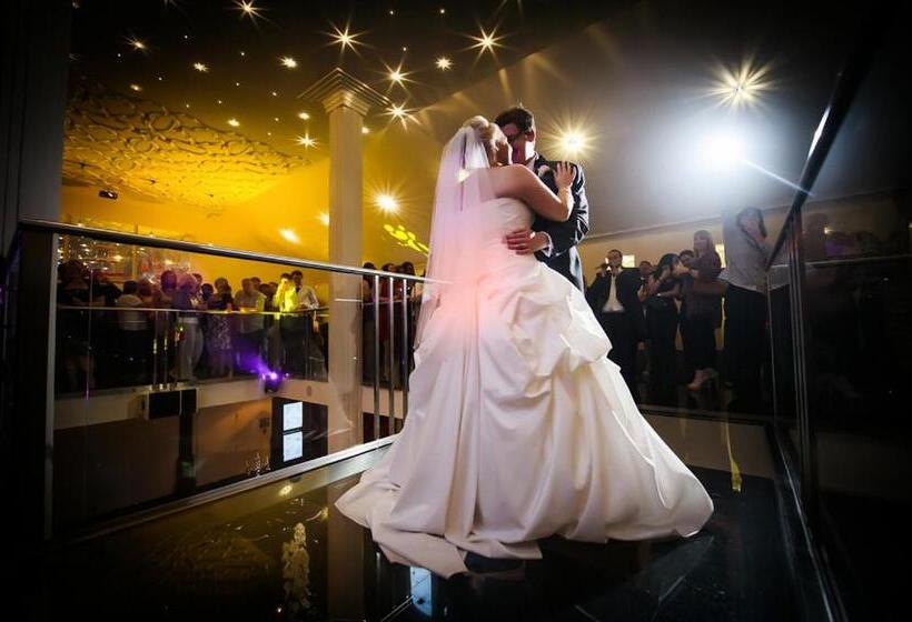 Отель The Saddleworth