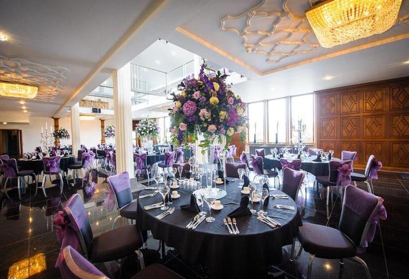 Отель The Saddleworth