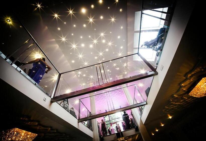 Отель The Saddleworth