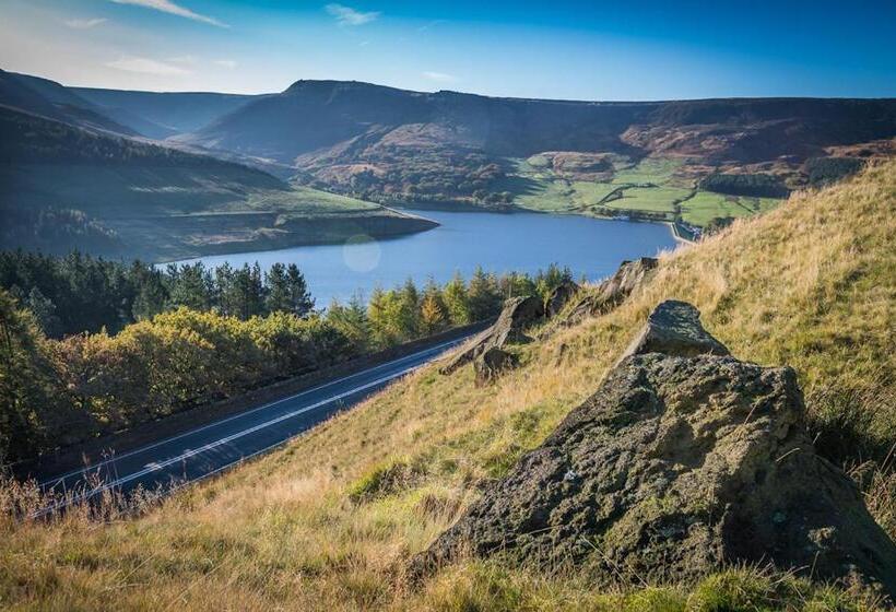 Отель The Saddleworth