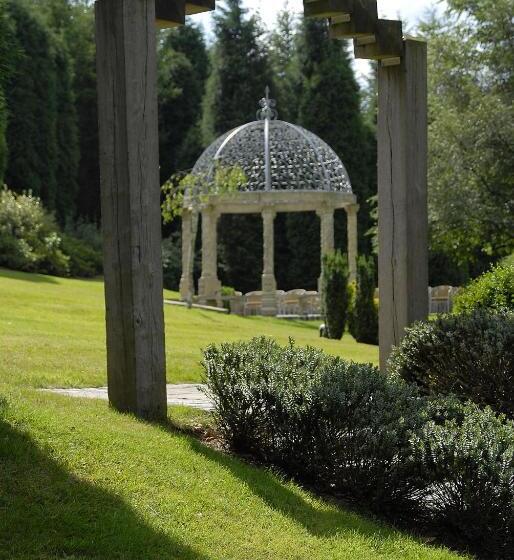 Отель The Saddleworth