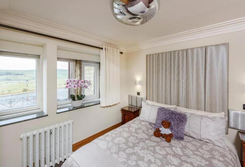 Отель The Saddleworth