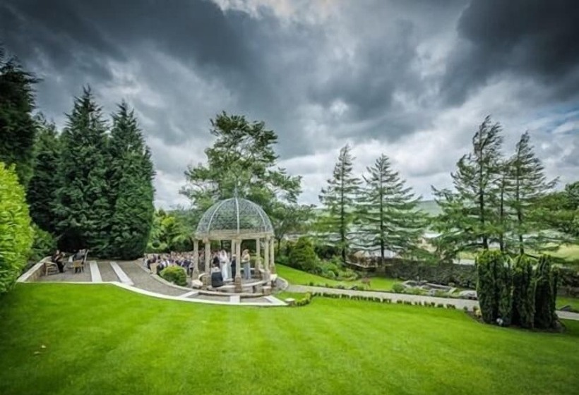 Отель The Saddleworth