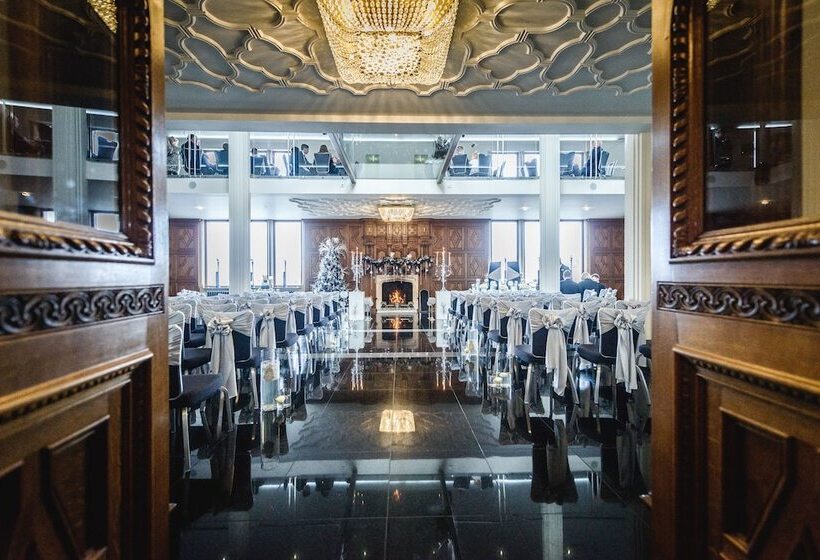 Отель The Saddleworth