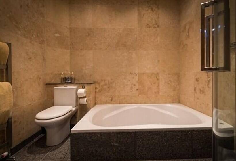 Отель The Saddleworth