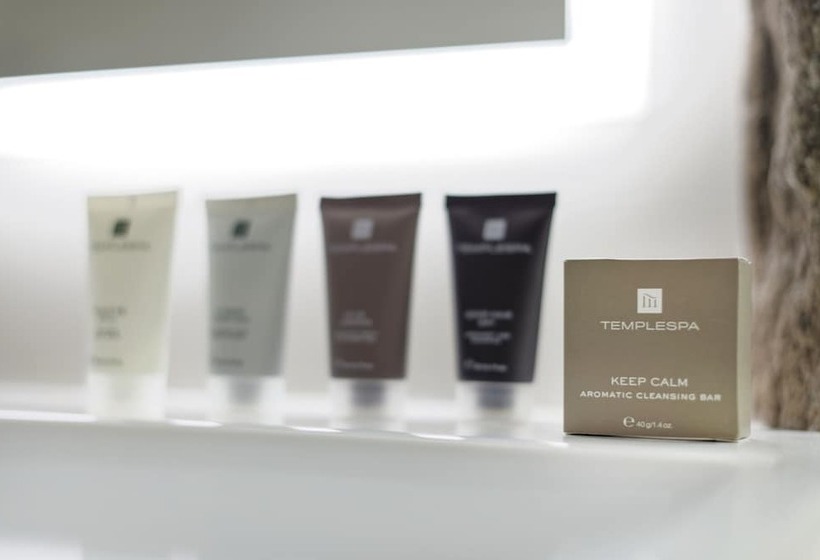 Отель The Saddleworth