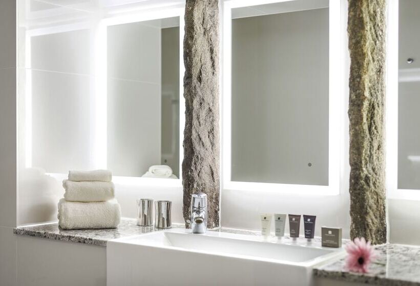 Отель The Saddleworth