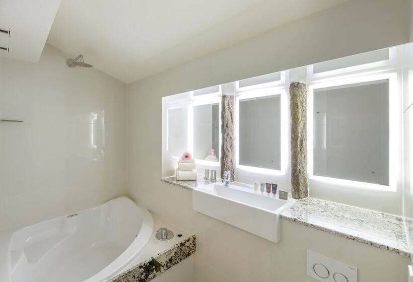 Отель The Saddleworth