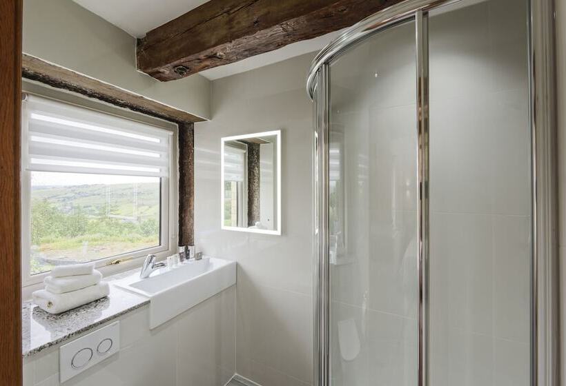 Отель The Saddleworth