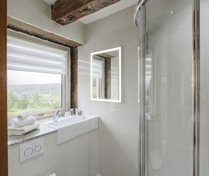 Отель The Saddleworth