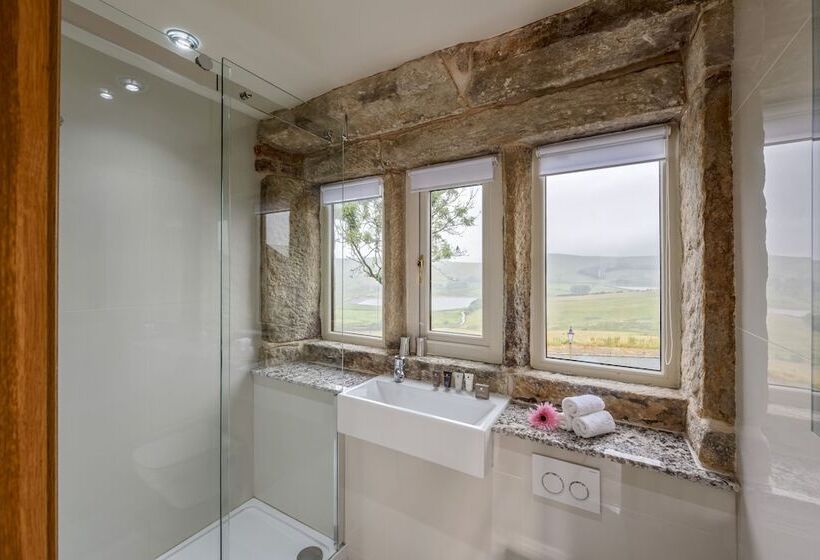 Отель The Saddleworth