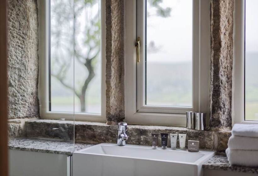 Отель The Saddleworth