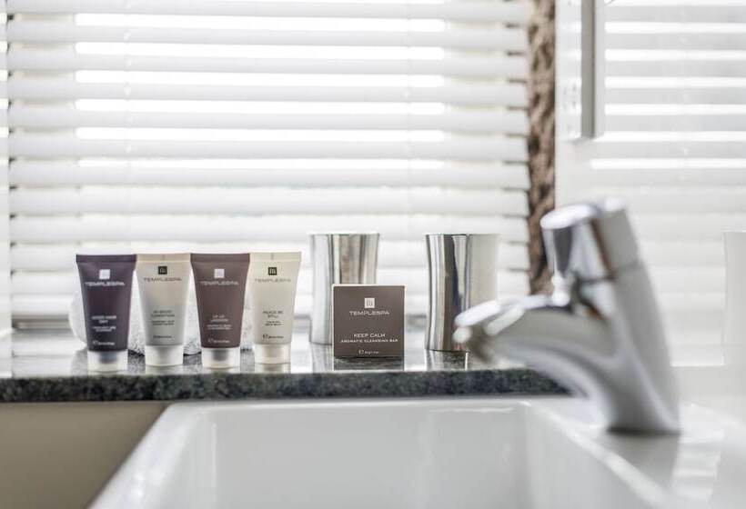 Отель The Saddleworth