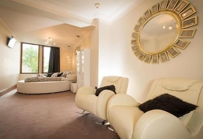 Отель The Saddleworth