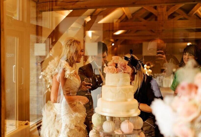 Отель The White Hart At Lydgate