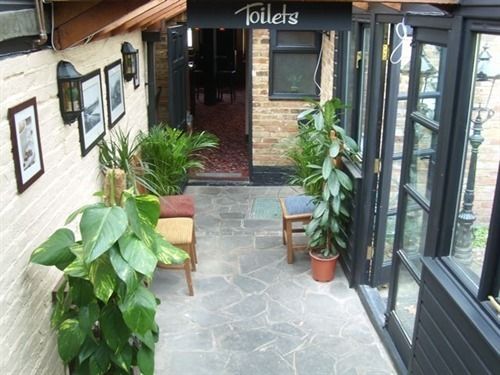 Отель The Windsor Trooper Pub & Inn