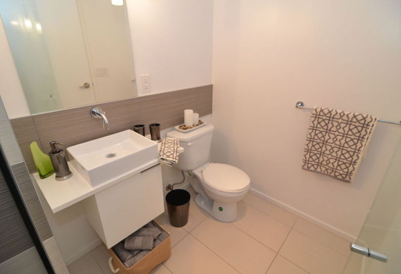 Отель Toronto Escape - The Diamond Suite