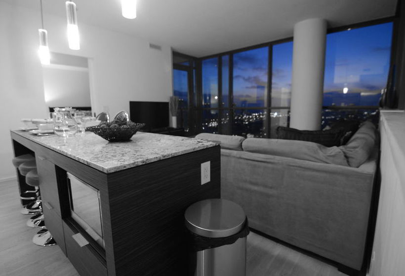 Отель Toronto Escape - The Diamond Suite