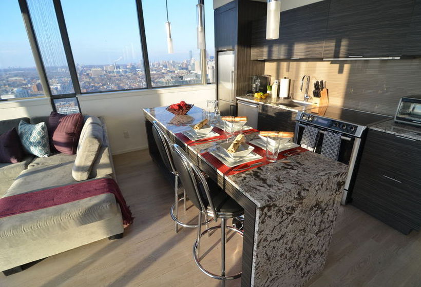 Отель Toronto Escape - The Diamond Suite