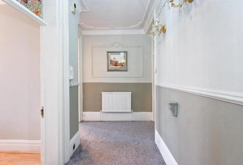 11a Hyde Park Mansions