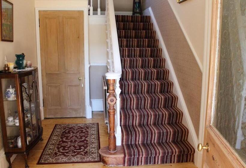 פנסיון Annslea Guest House