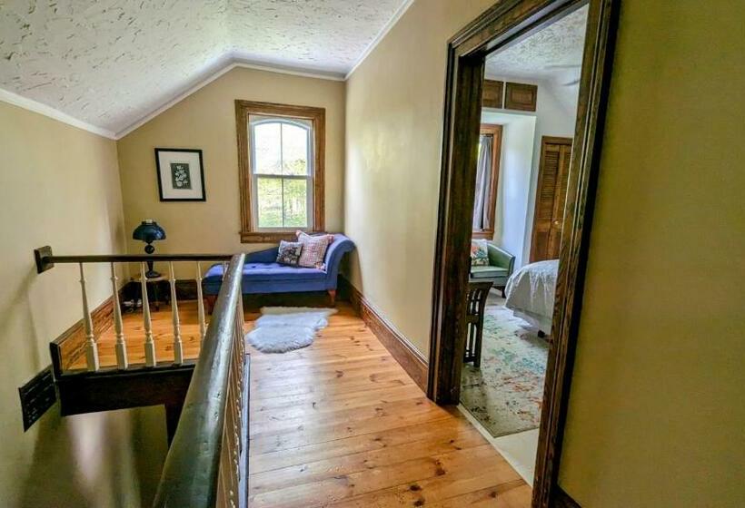 مبيت وإفطار Master Bedroom In A 150 Year Old Victorian House