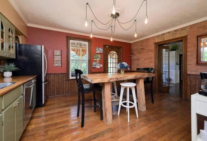 مبيت وإفطار Master Bedroom In A 150 Year Old Victorian House