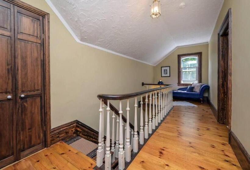 مبيت وإفطار Master Bedroom In A 150 Year Old Victorian House