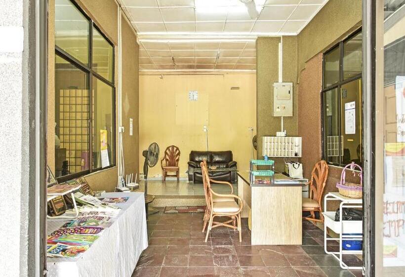 בית מלון כפרי Oyo 90702 Empire Inn 1