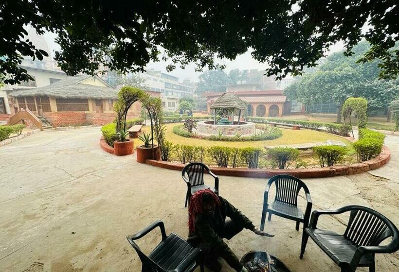 פנסיון Ladli Groups