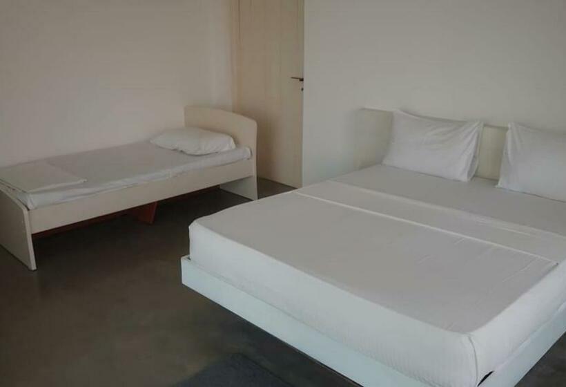 Пансион The Beach House By Kay Jay Hotels