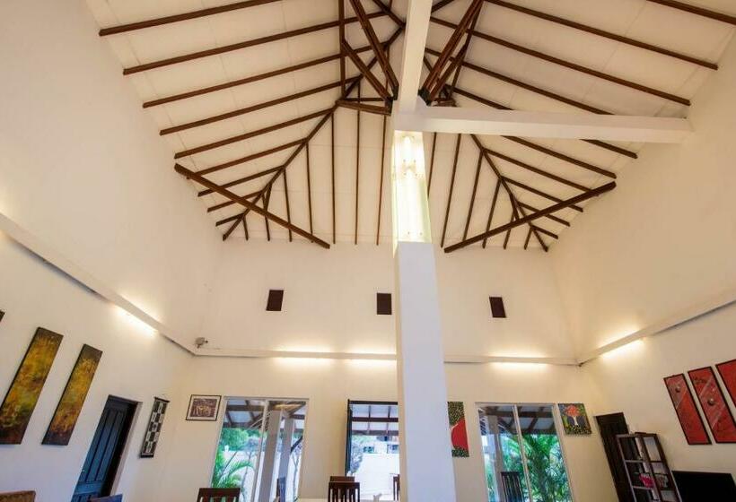 Пансион The Beach House By Kay Jay Hotels