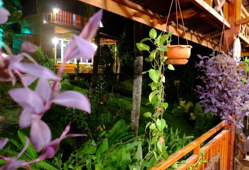 ユースホステル Air Manis Hillside Villa Cafe & Resto